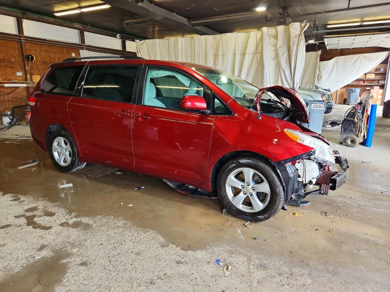 2011 TOYOTA SIENNA