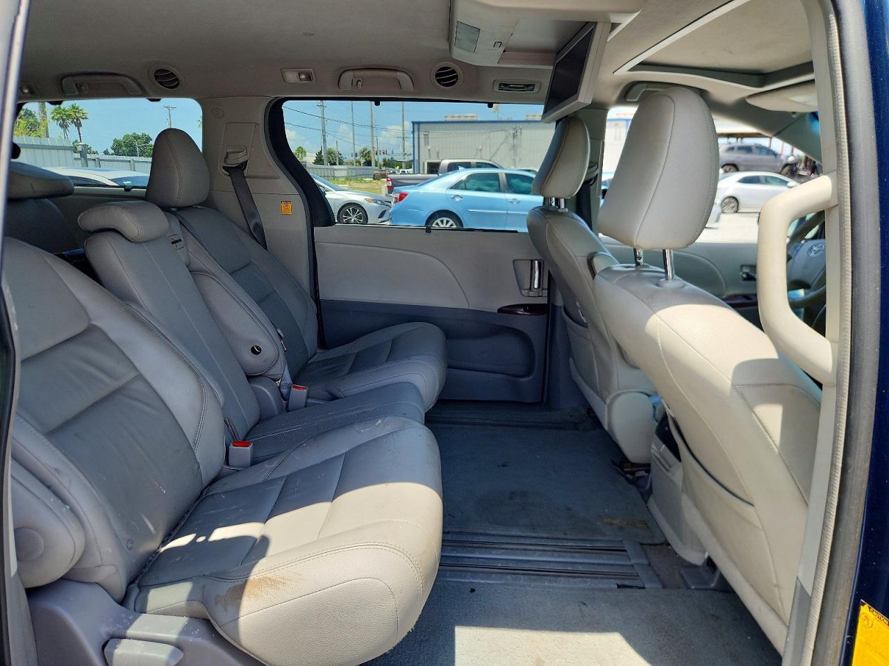 2011 TOYOTA SIENNA