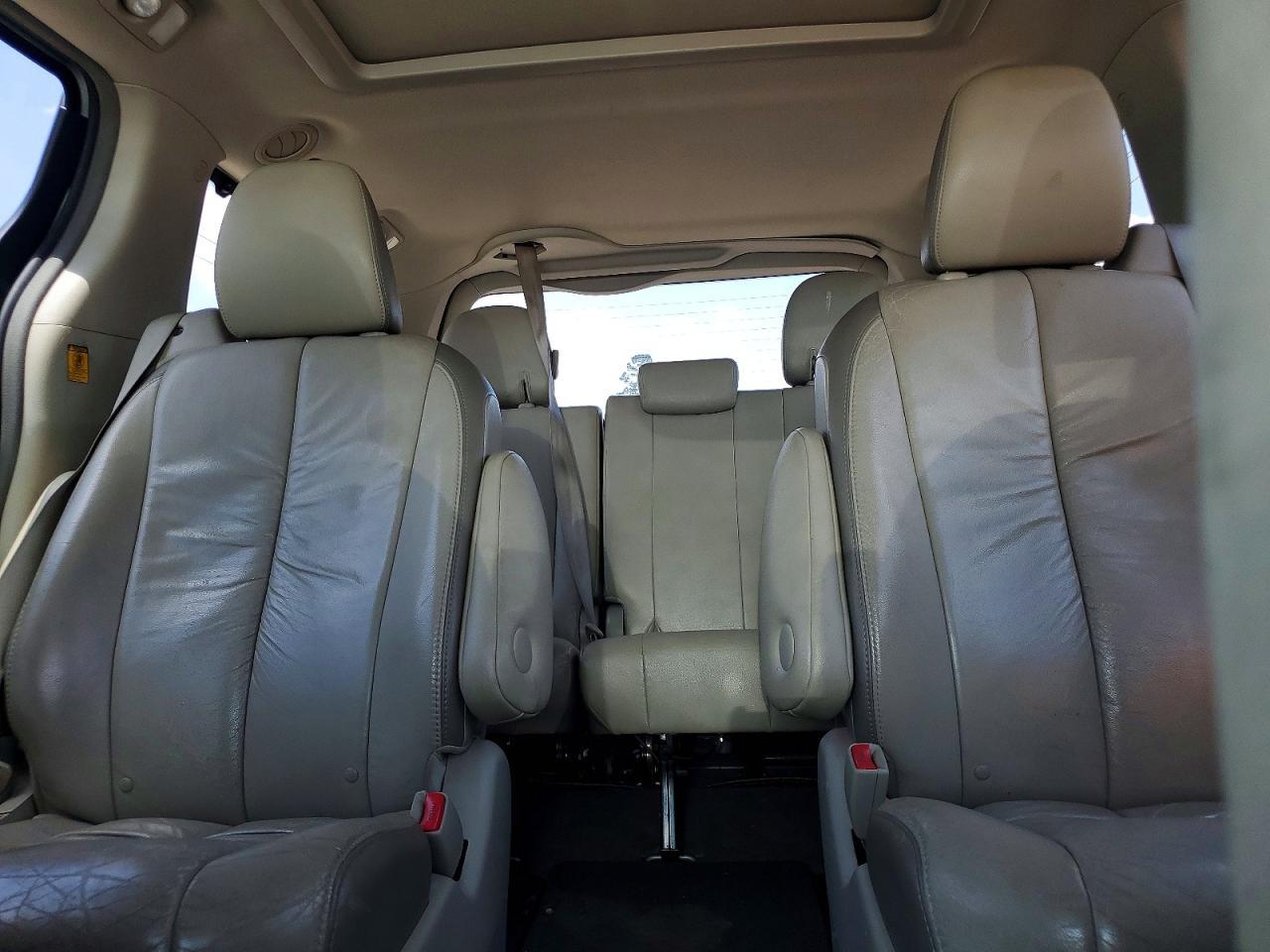 2011 TOYOTA SIENNA