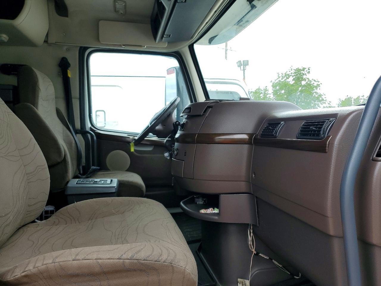 2015 VOLVO VNL