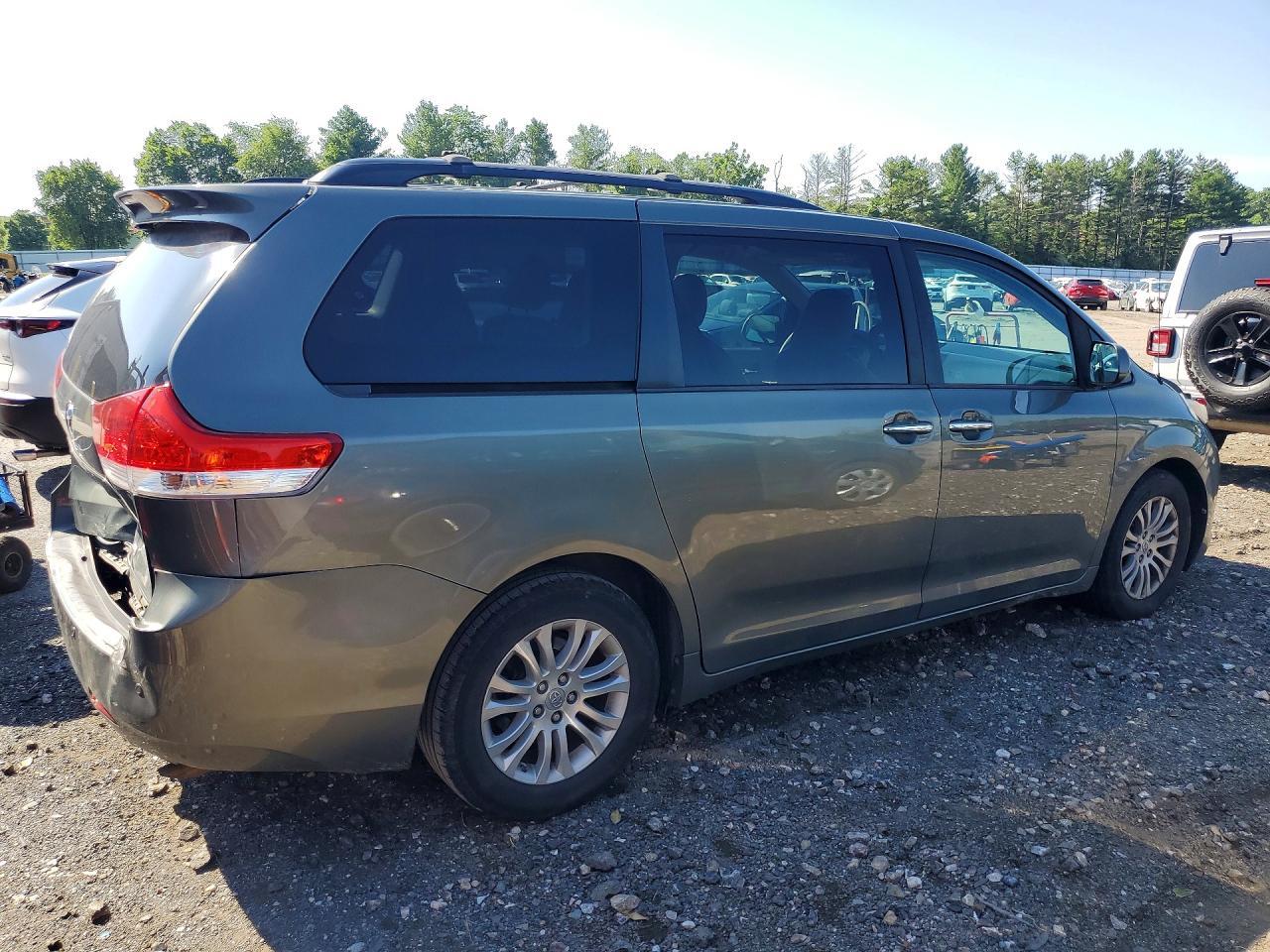2013 TOYOTA SIENNA