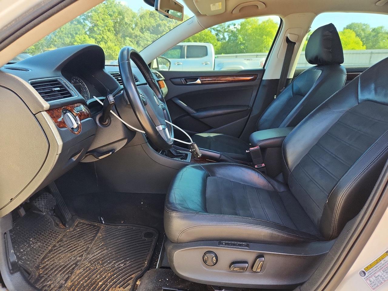 2012 VOLKSWAGEN Passat