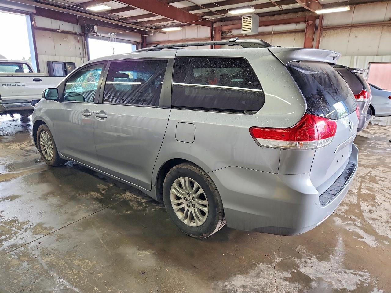 2011 TOYOTA SIENNA