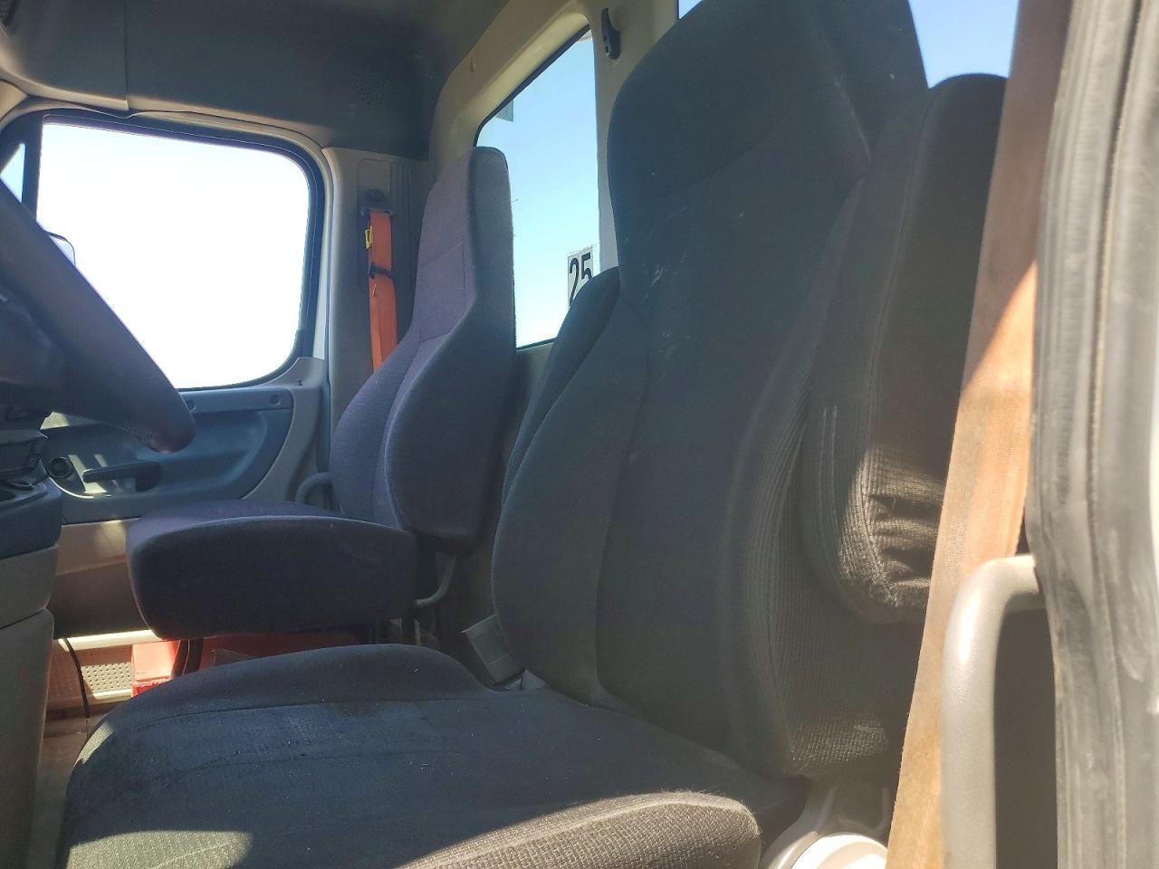 2018 FREIGHTLINER Cascadia 113