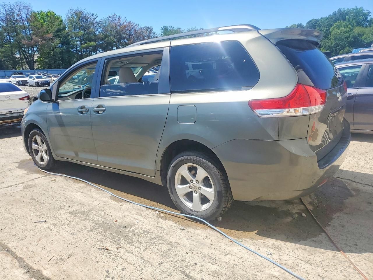 2011 TOYOTA SIENNA