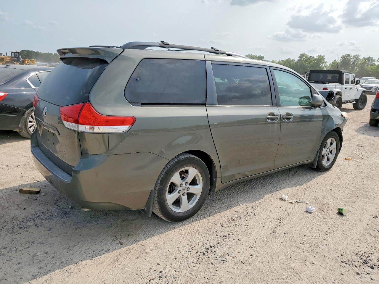 2012 TOYOTA SIENNA