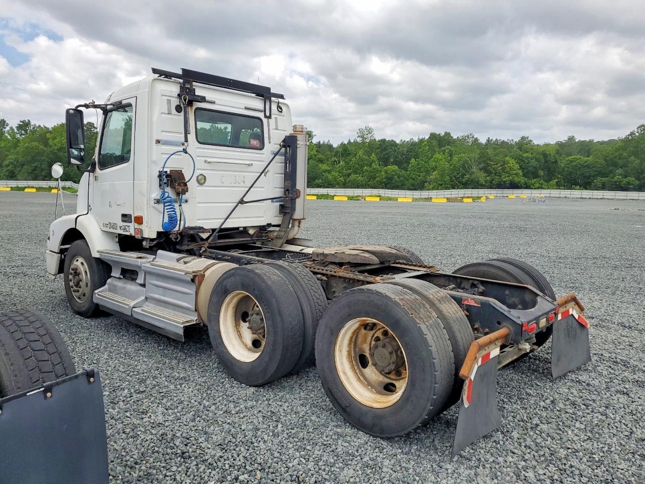 2007 VOLVO VNM