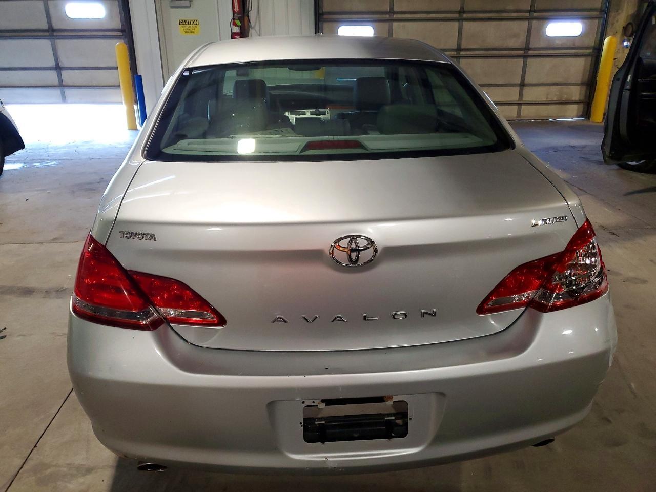 2005 TOYOTA Avalon