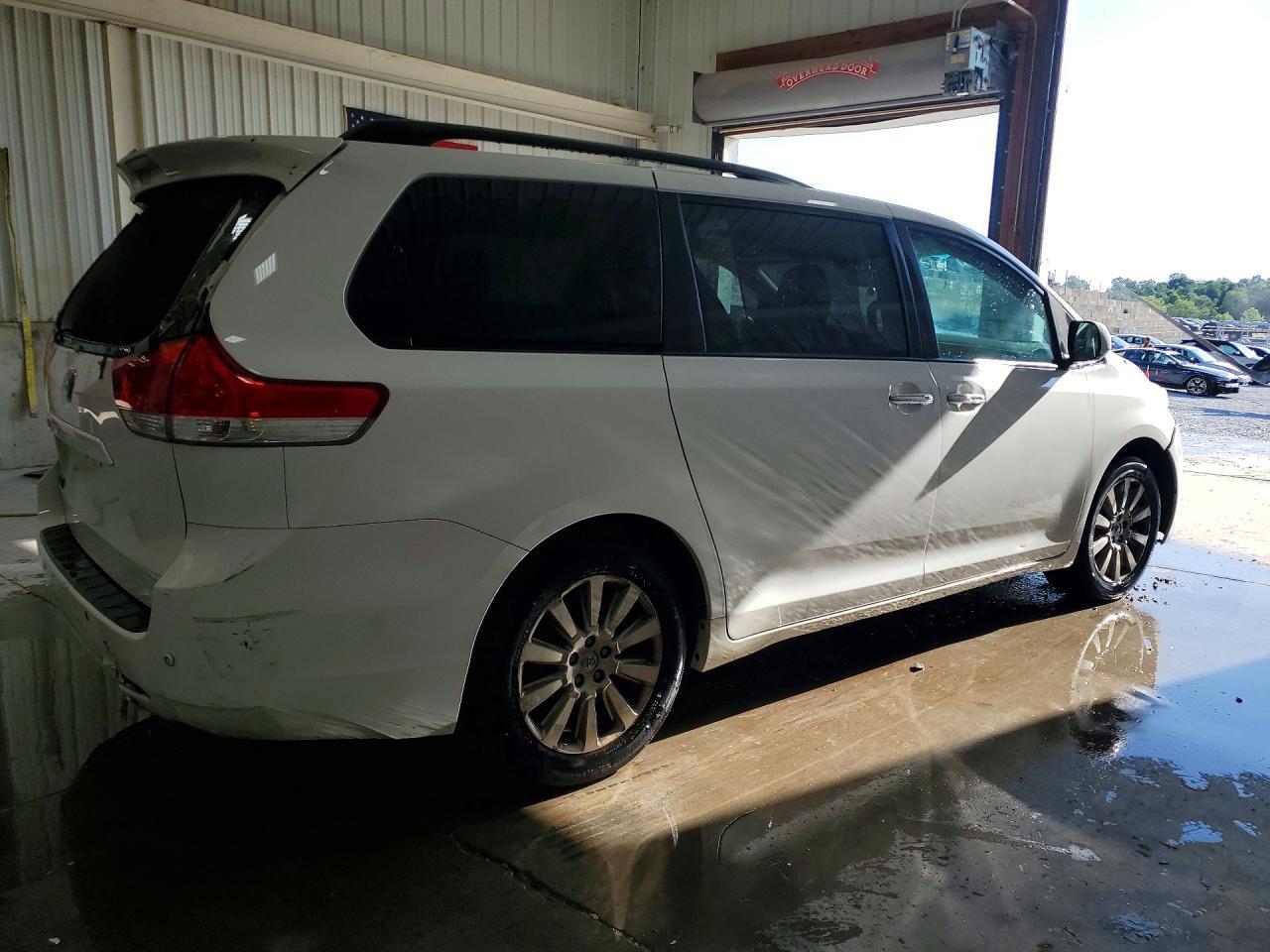 2014 TOYOTA SIENNA