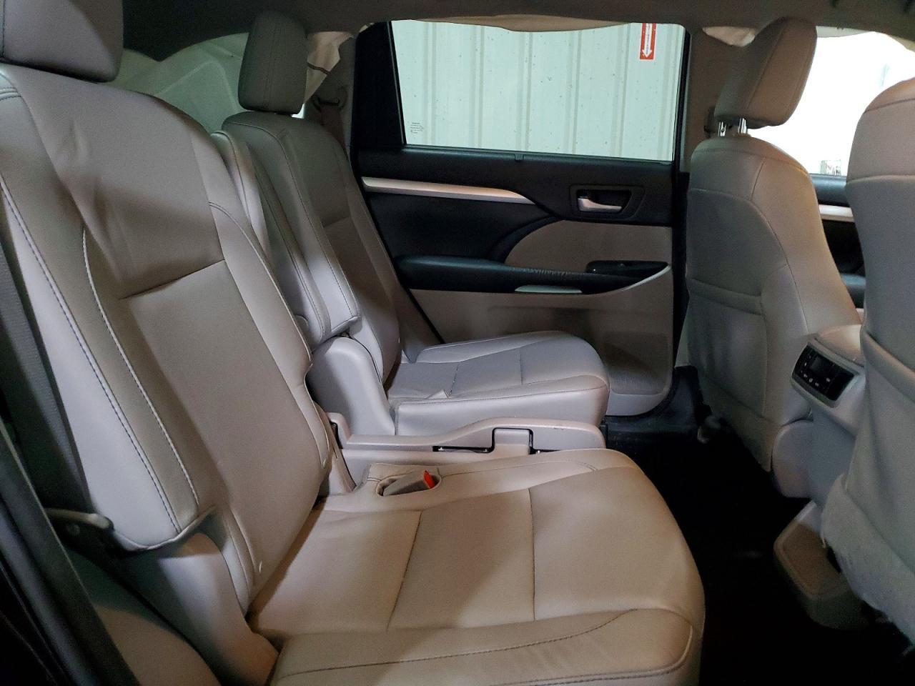 2016 TOYOTA HIGHLANDER