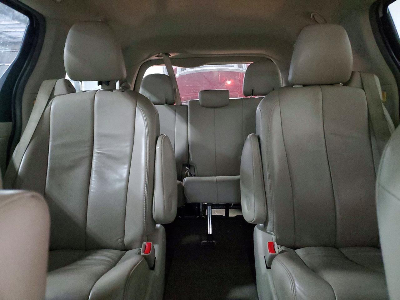 2013 TOYOTA SIENNA