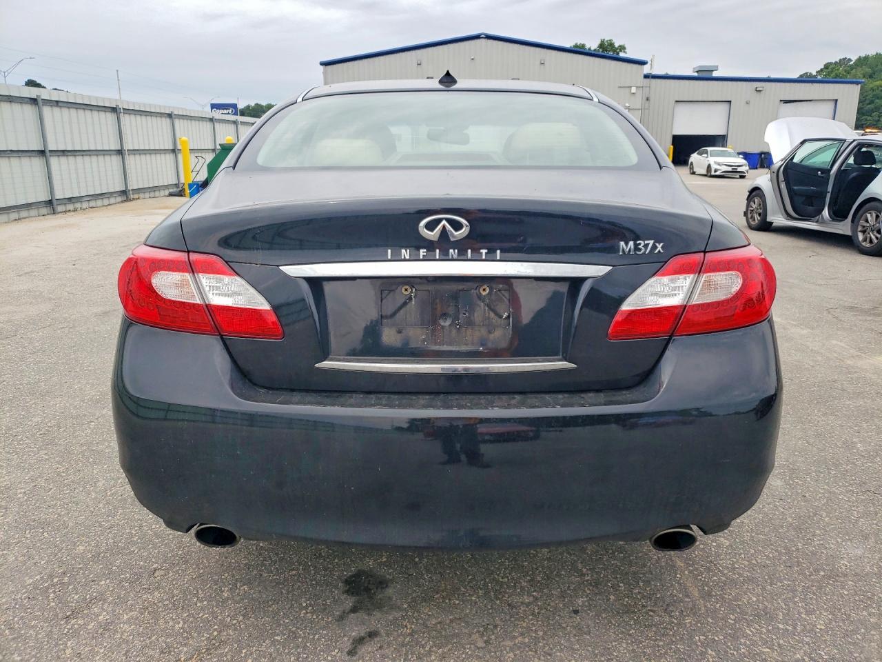 2011 INFINITI M37