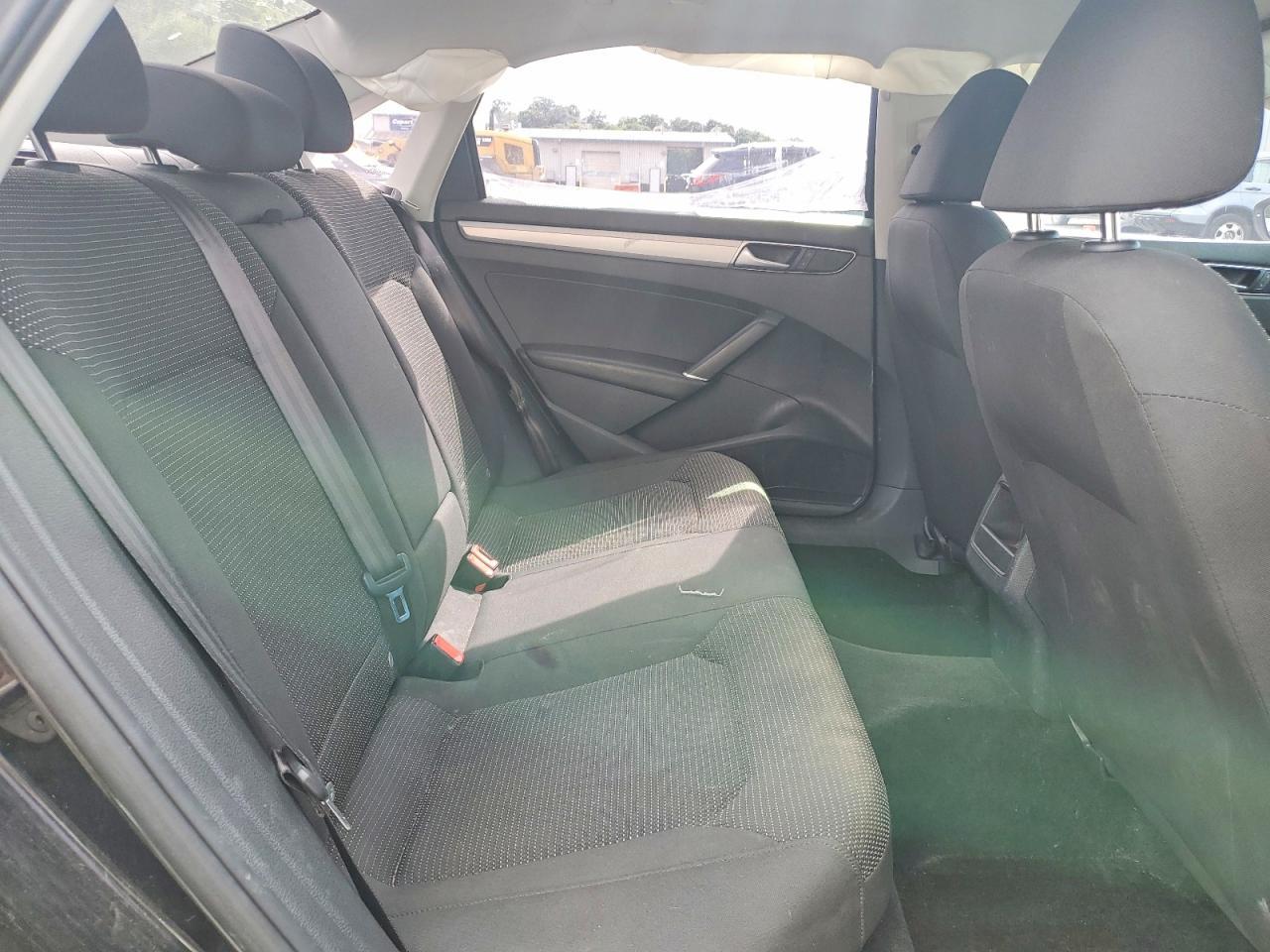 2016 VOLKSWAGEN Passat