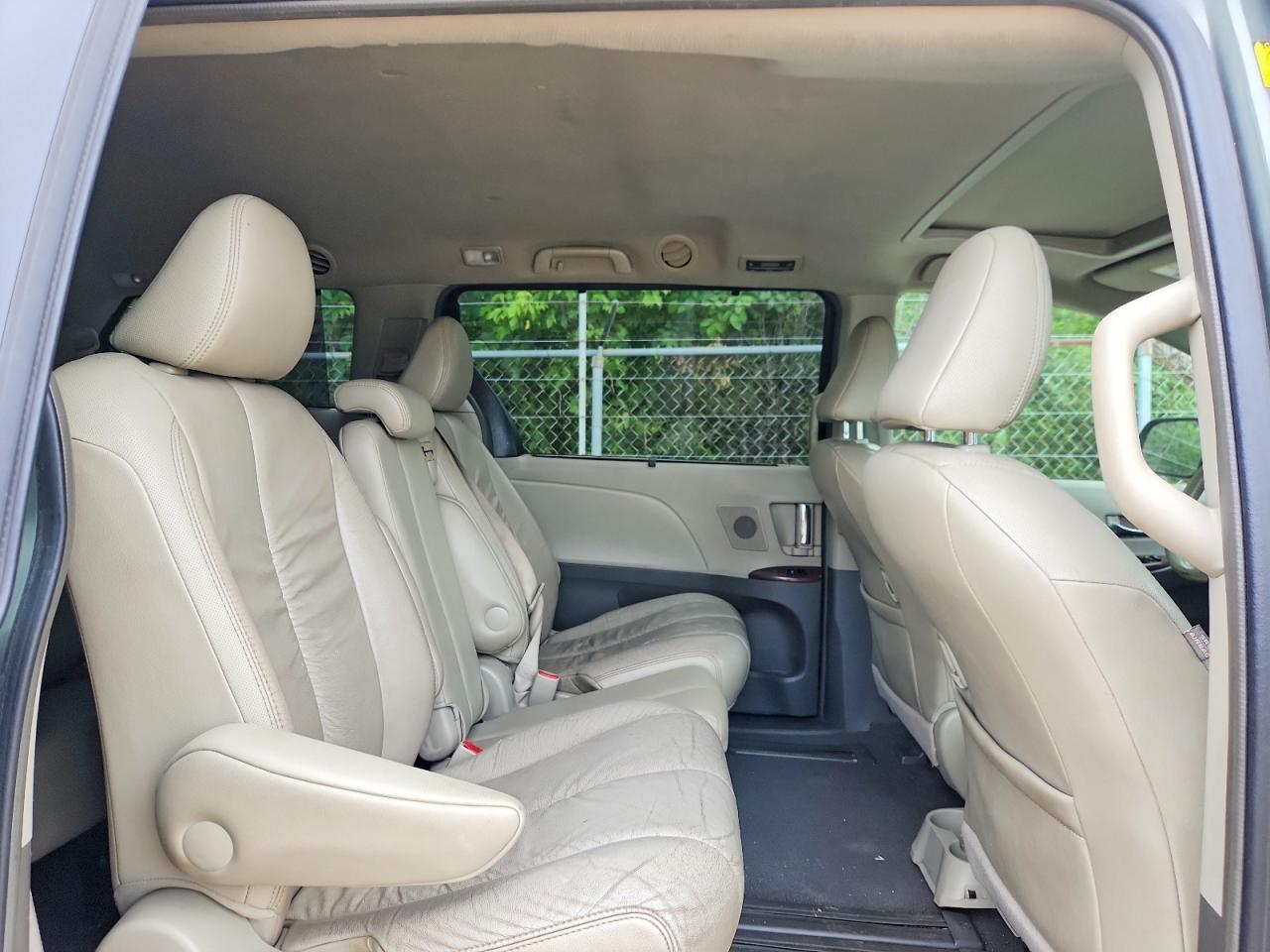 2011 TOYOTA SIENNA
