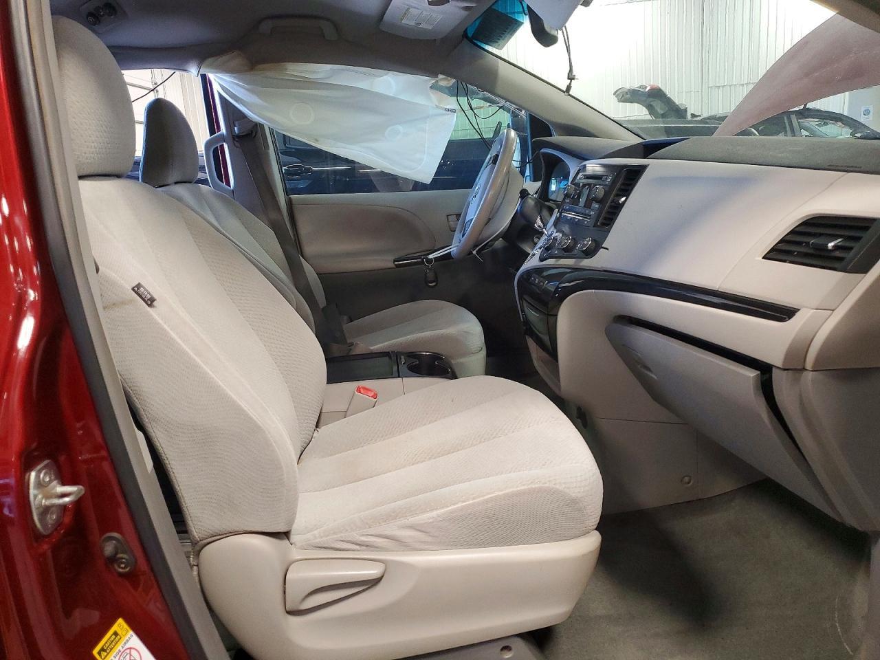 2011 TOYOTA SIENNA