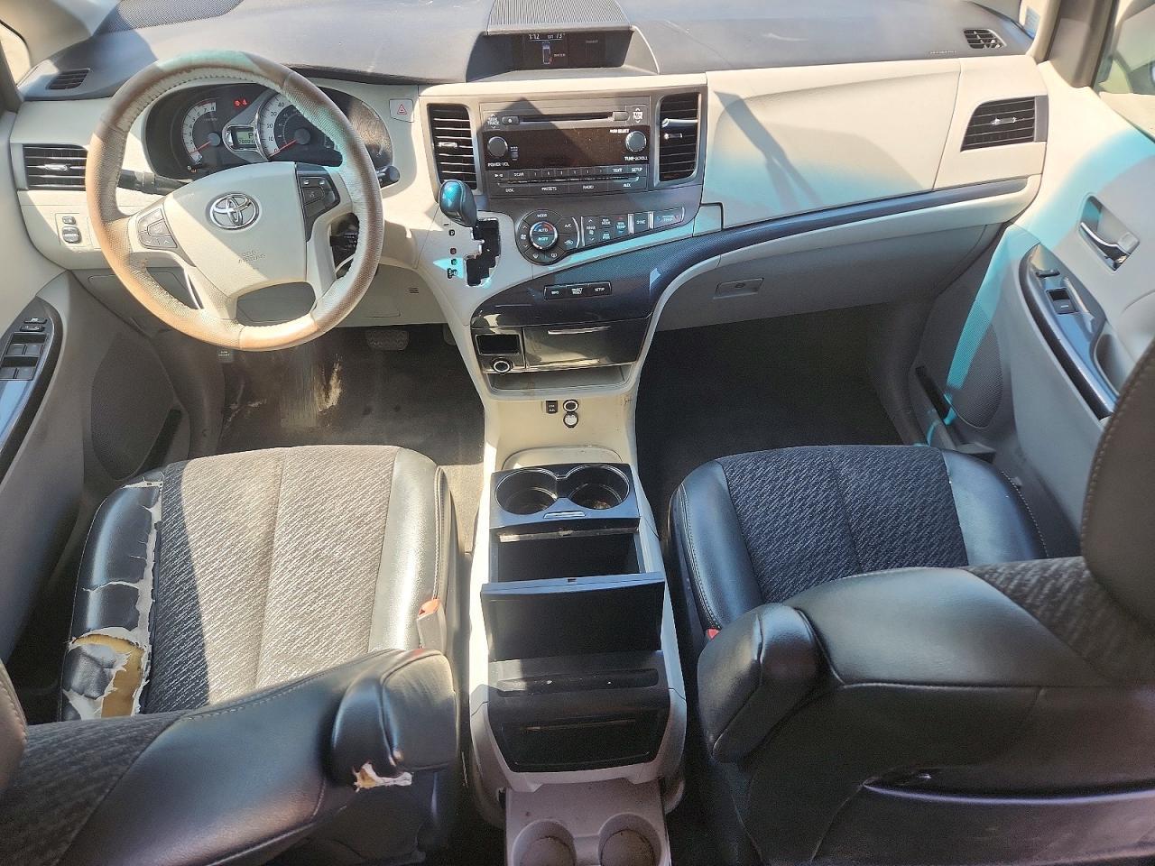 2011 TOYOTA SIENNA
