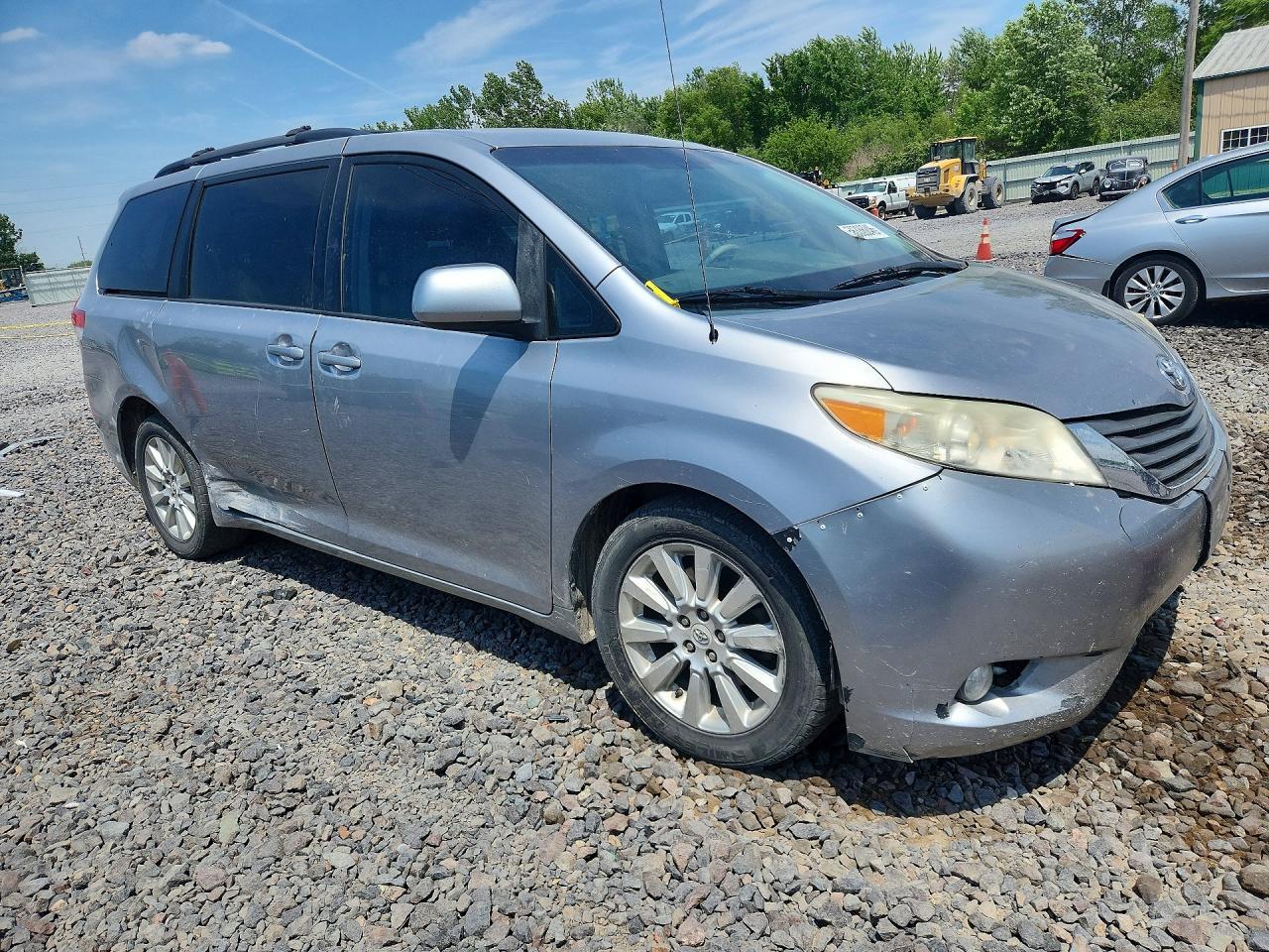 2011 TOYOTA SIENNA