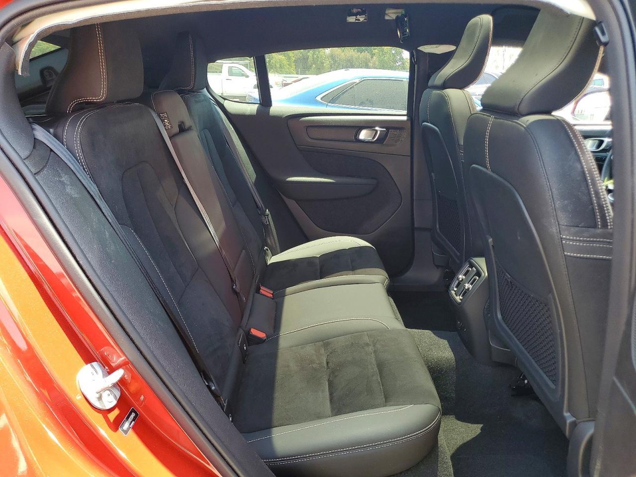 2022 VOLVO C40