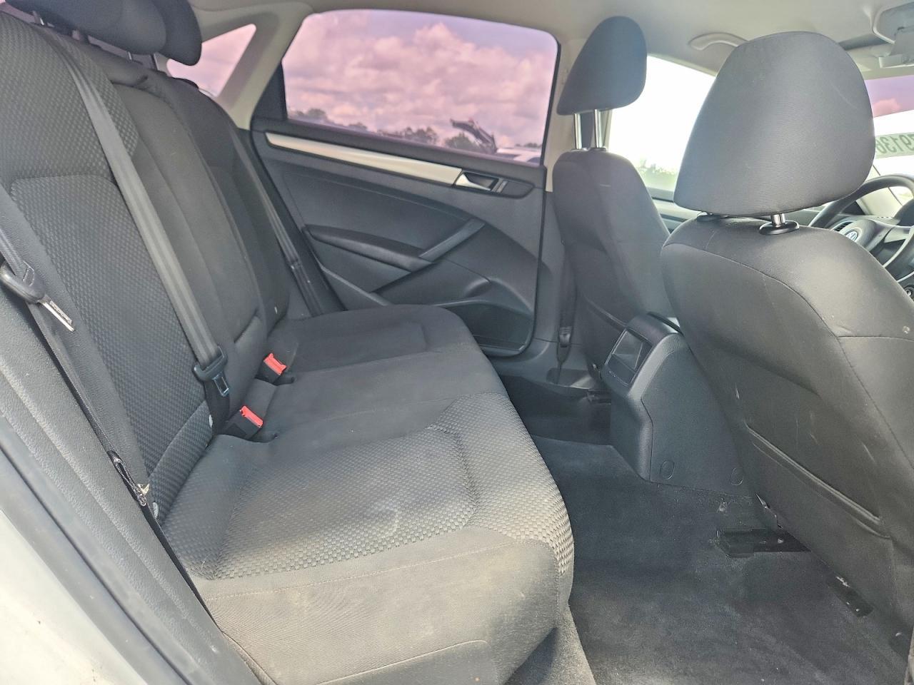 2012 VOLKSWAGEN Passat