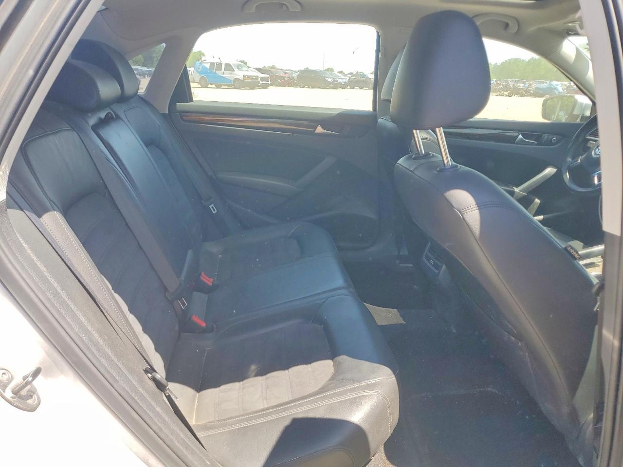 2014 VOLKSWAGEN Passat