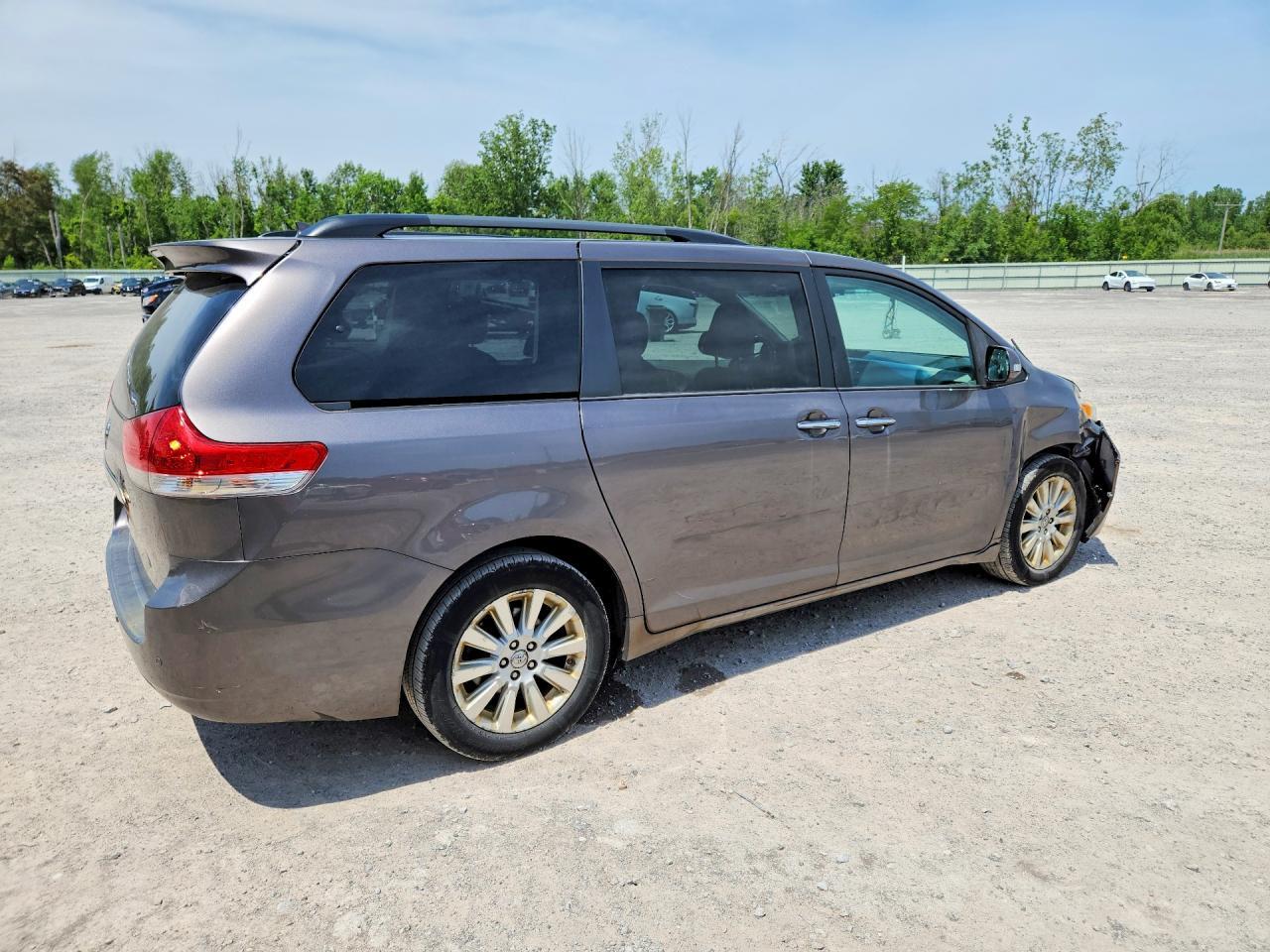 2013 TOYOTA SIENNA