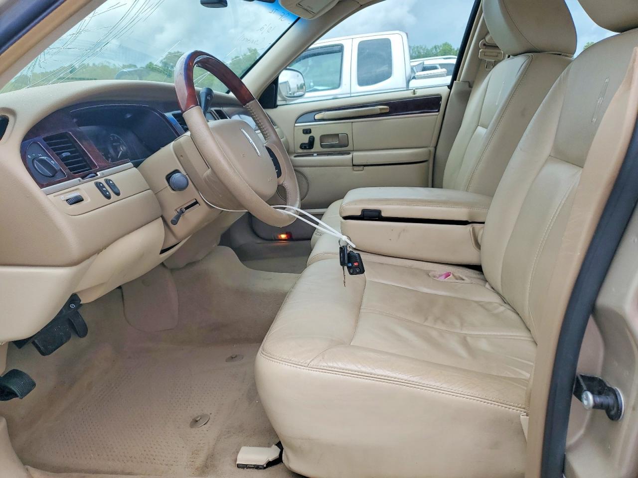 2011 LINCOLN Town Car