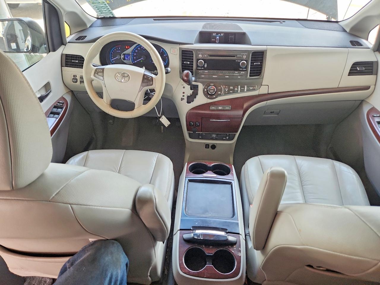2011 TOYOTA SIENNA