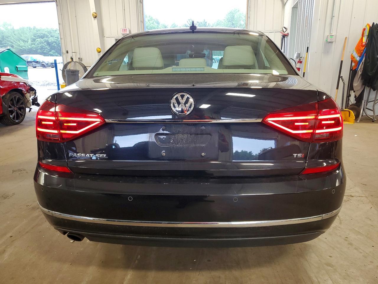 2017 VOLKSWAGEN Passat