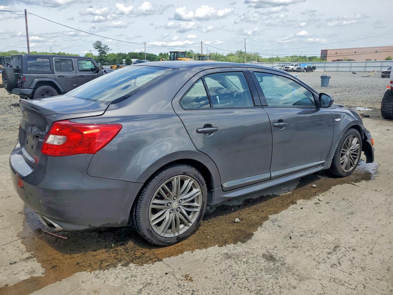 2013 SUZUKI Kizashi