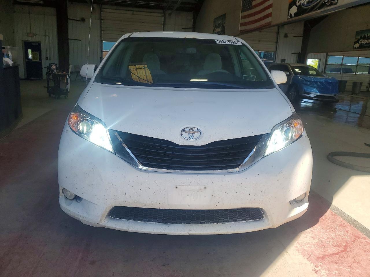 2011 TOYOTA SIENNA