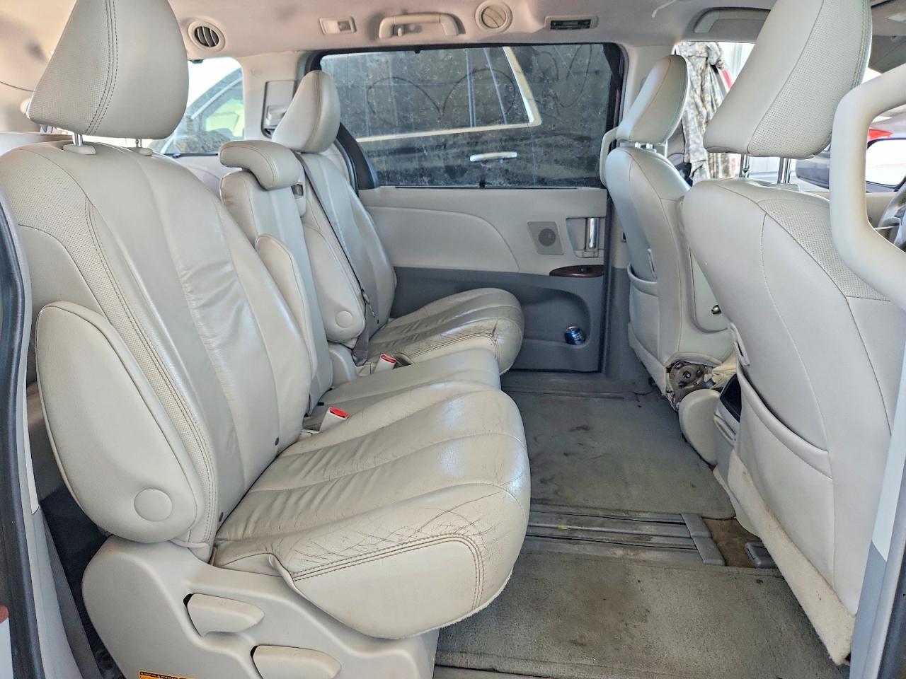 2011 TOYOTA SIENNA
