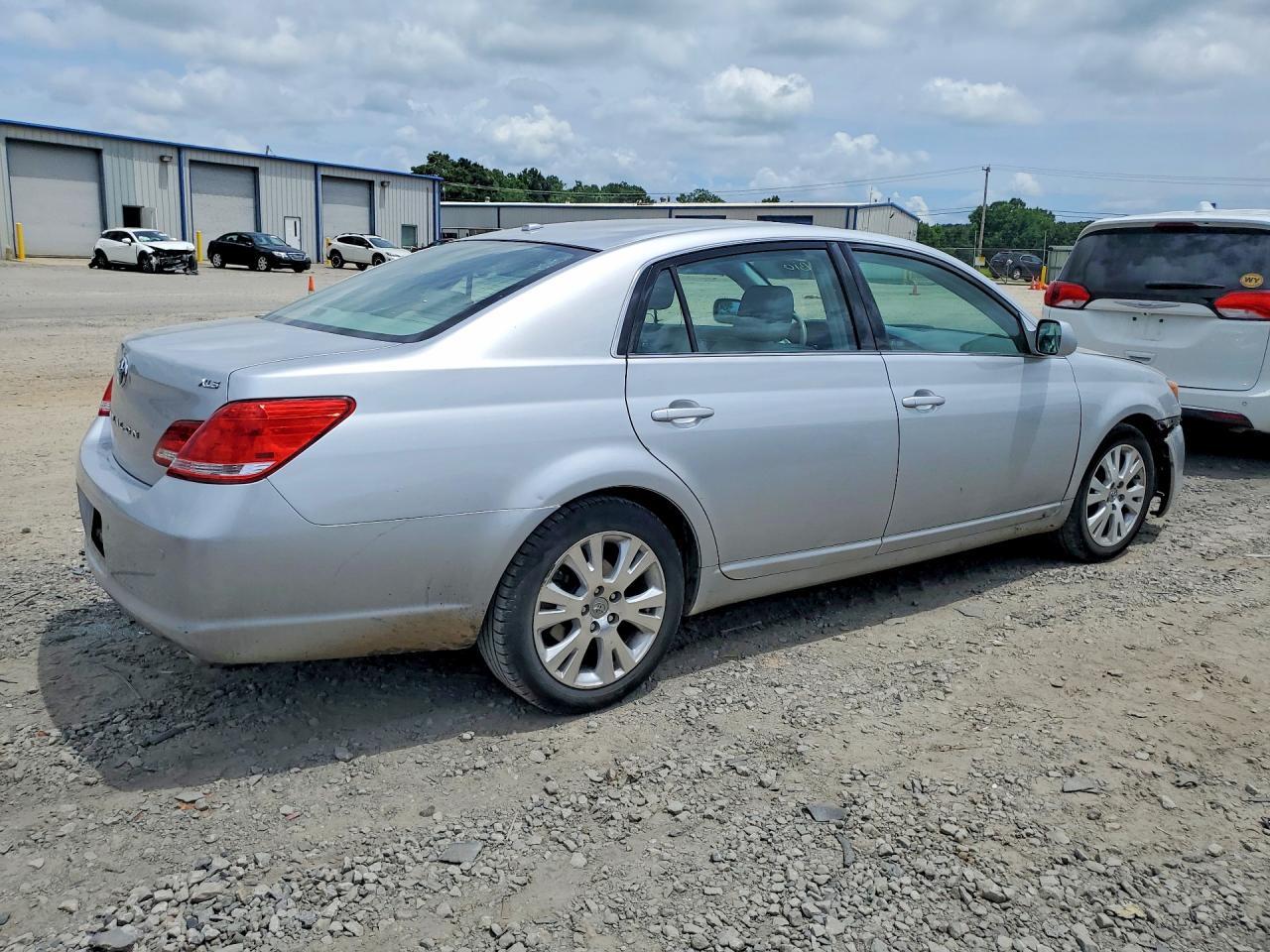 2010 TOYOTA Avalon
