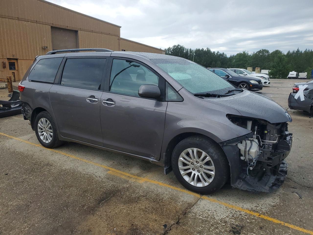 2016 TOYOTA SIENNA