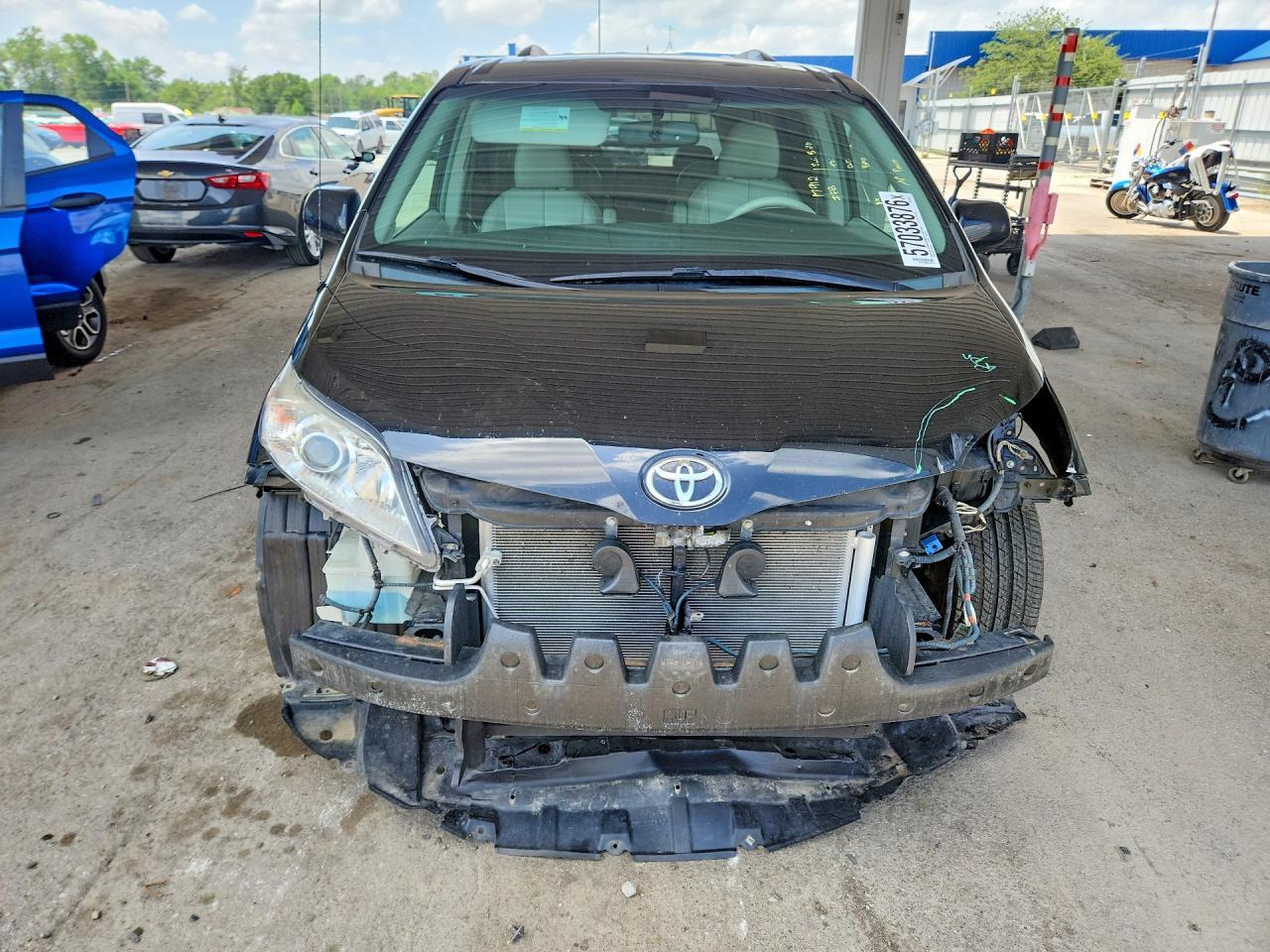 2011 TOYOTA SIENNA