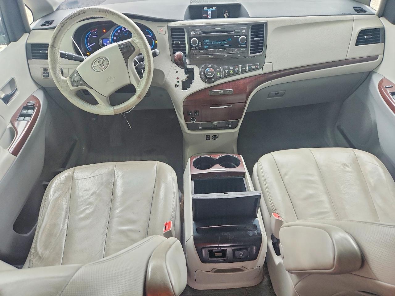 2011 TOYOTA SIENNA