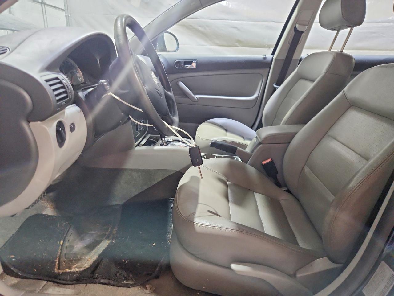 2004 VOLKSWAGEN Passat