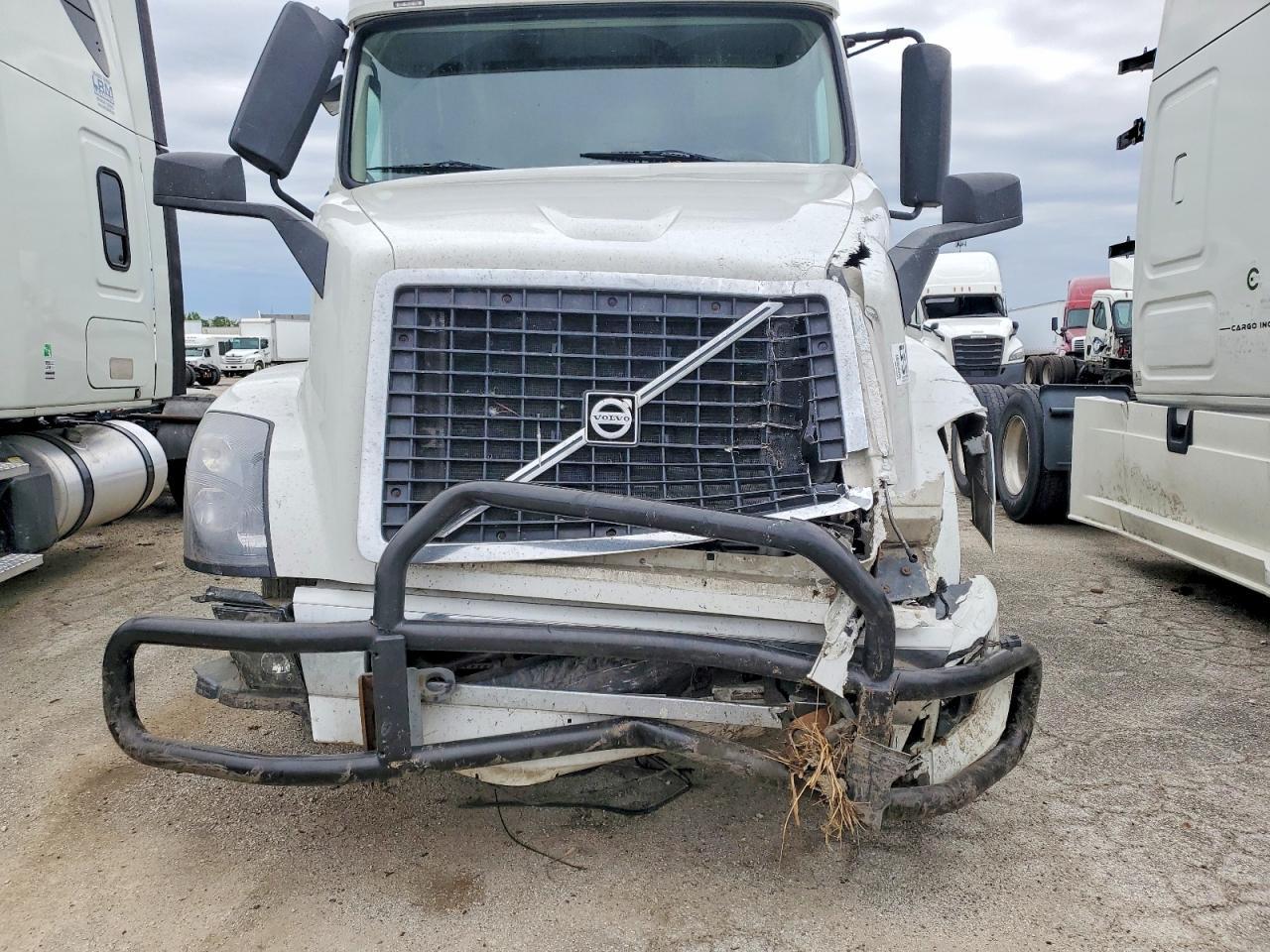 2015 VOLVO VNL