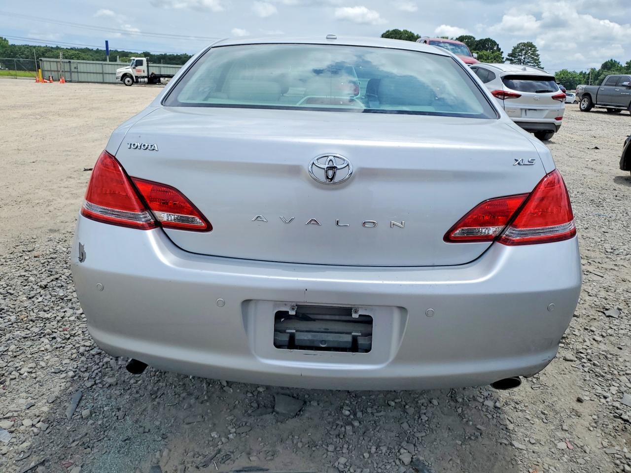 2010 TOYOTA Avalon