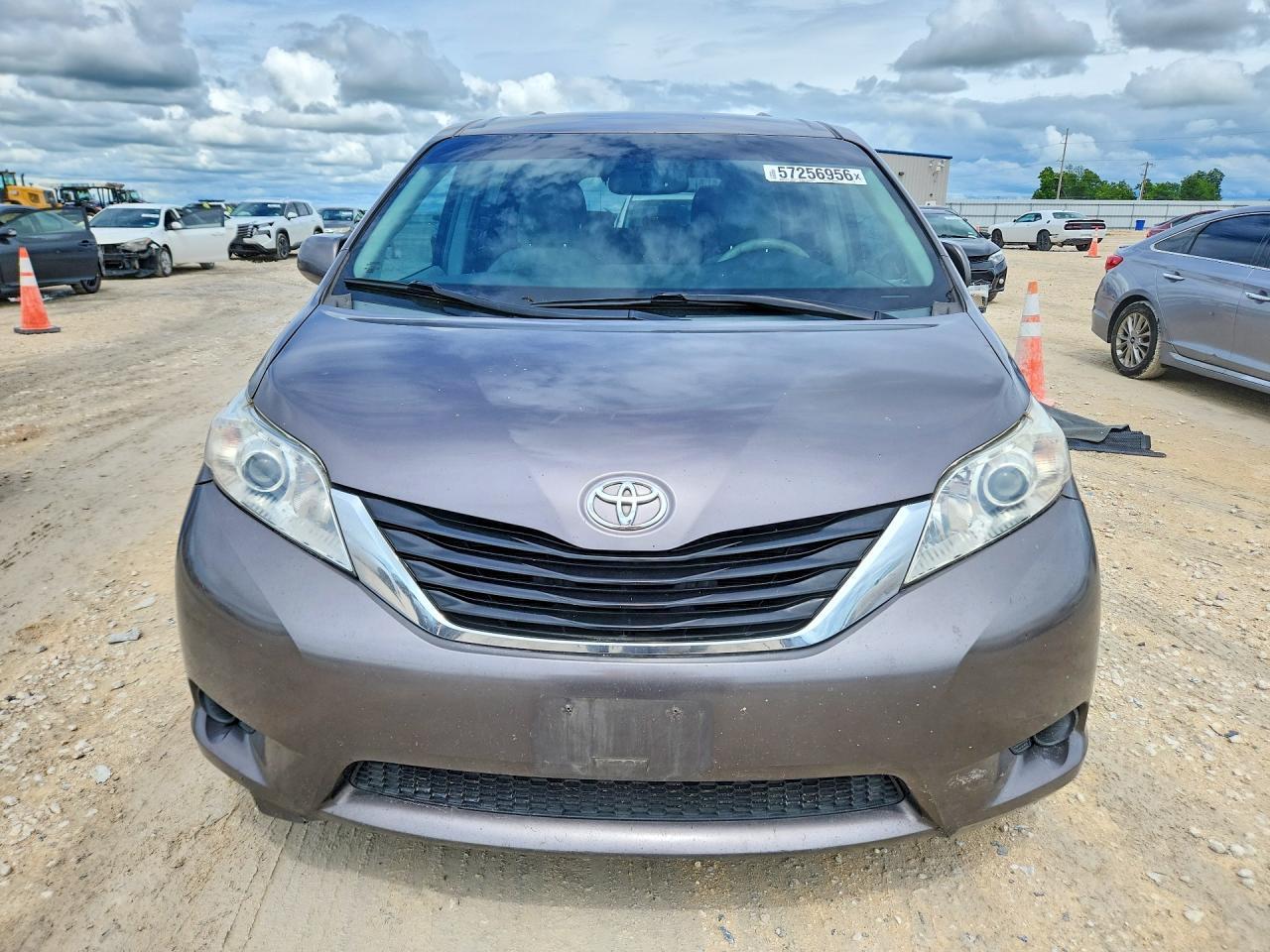 2011 TOYOTA SIENNA