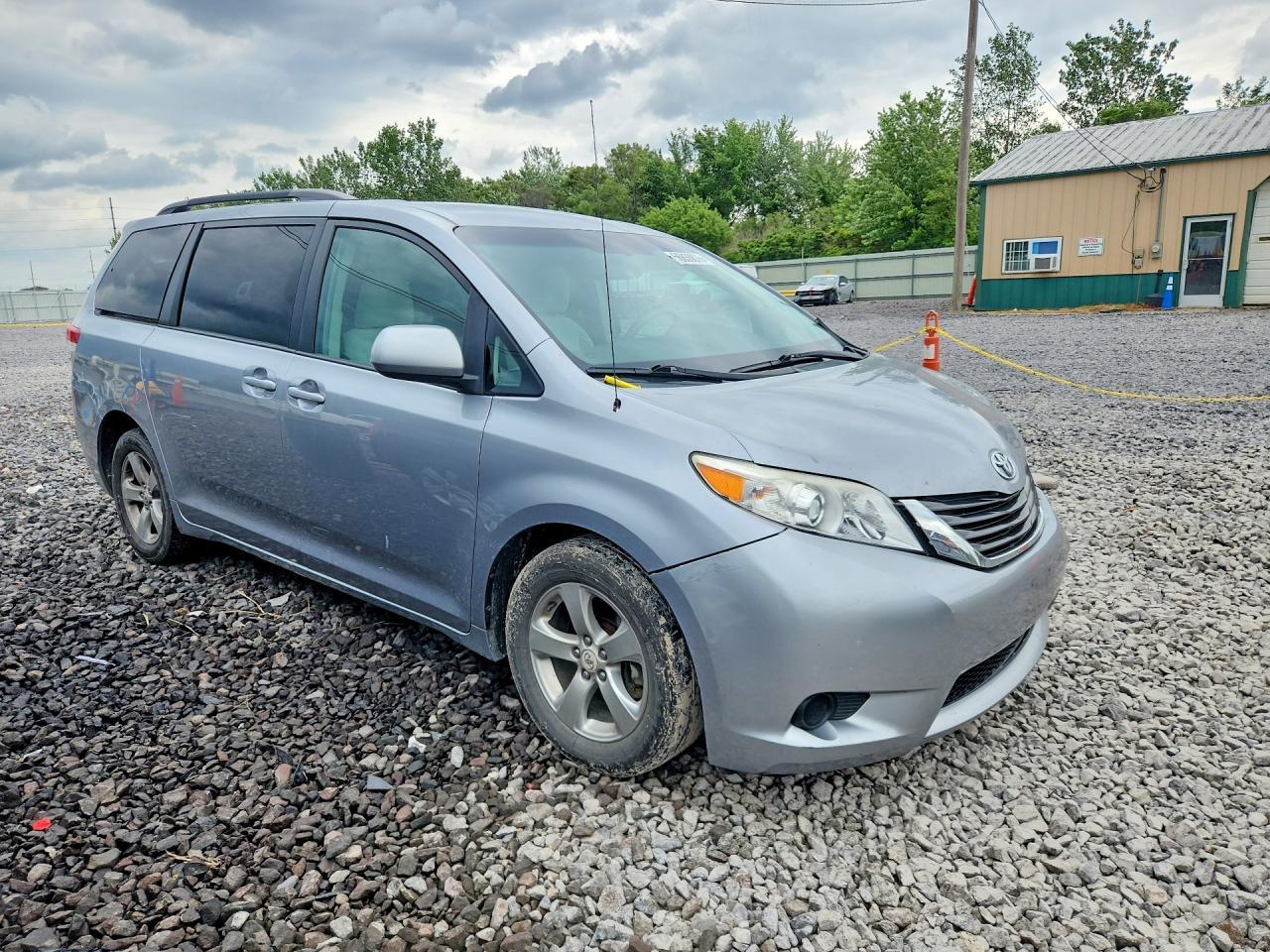 2011 TOYOTA SIENNA