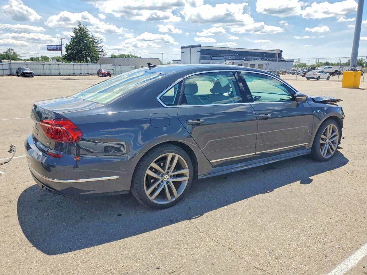 2017 VOLKSWAGEN Passat