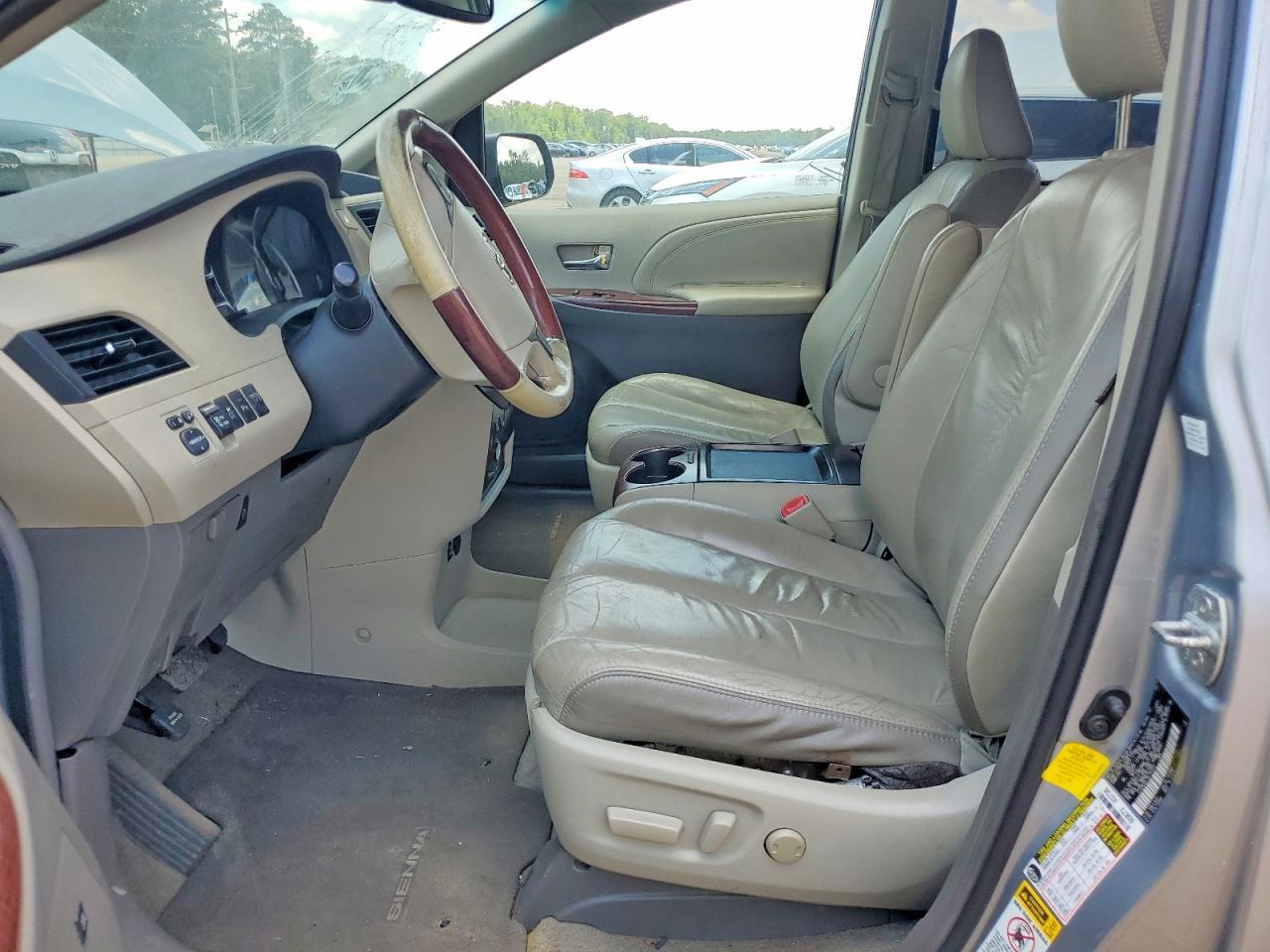 2011 TOYOTA SIENNA