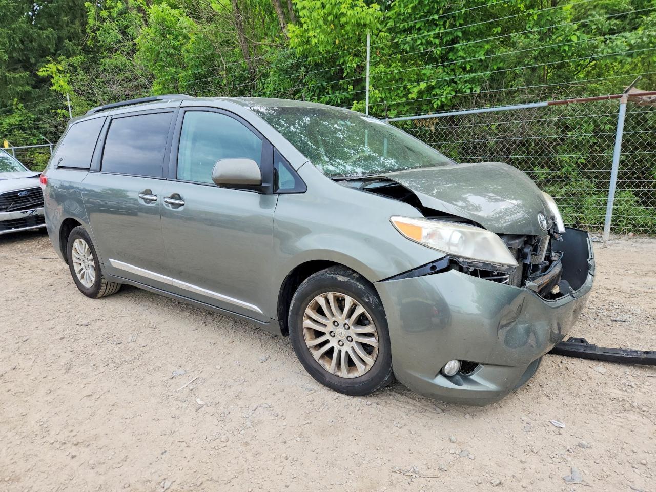 2011 TOYOTA SIENNA