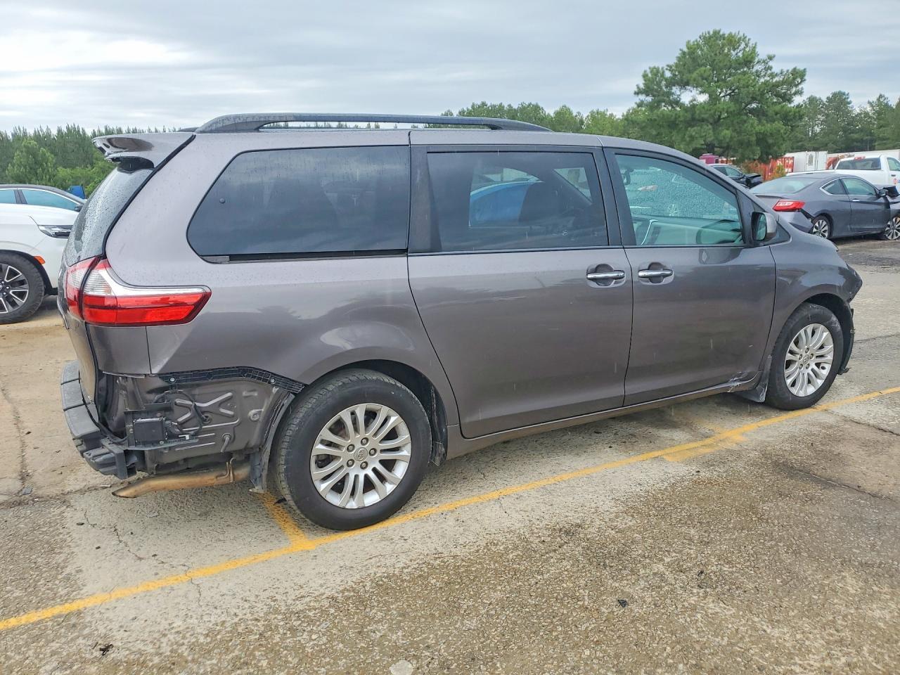 2016 TOYOTA SIENNA