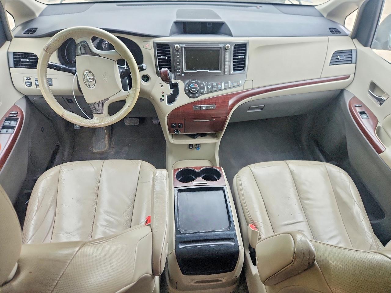 2011 TOYOTA SIENNA