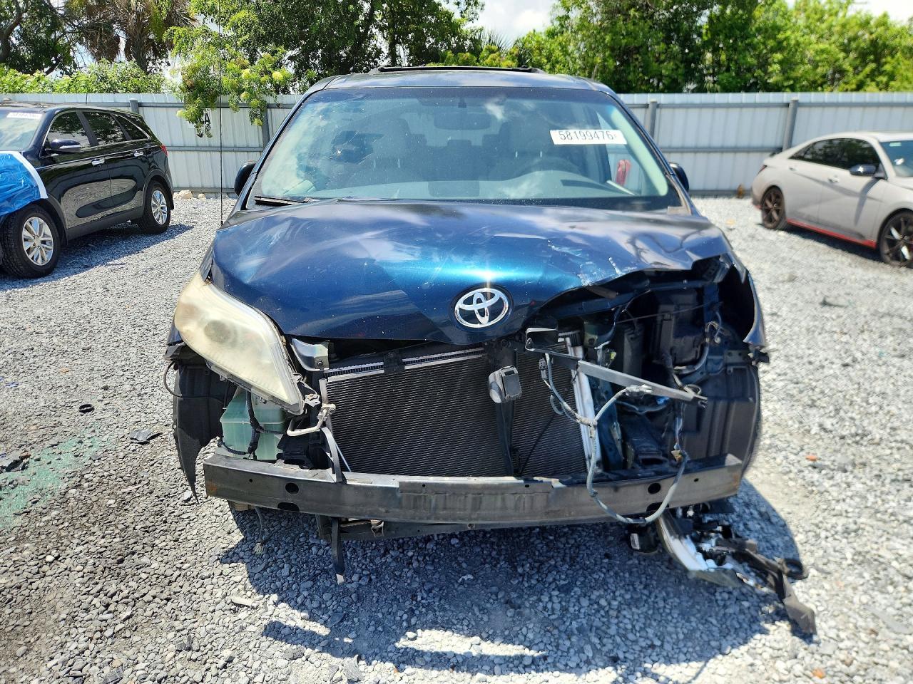 2011 TOYOTA SIENNA