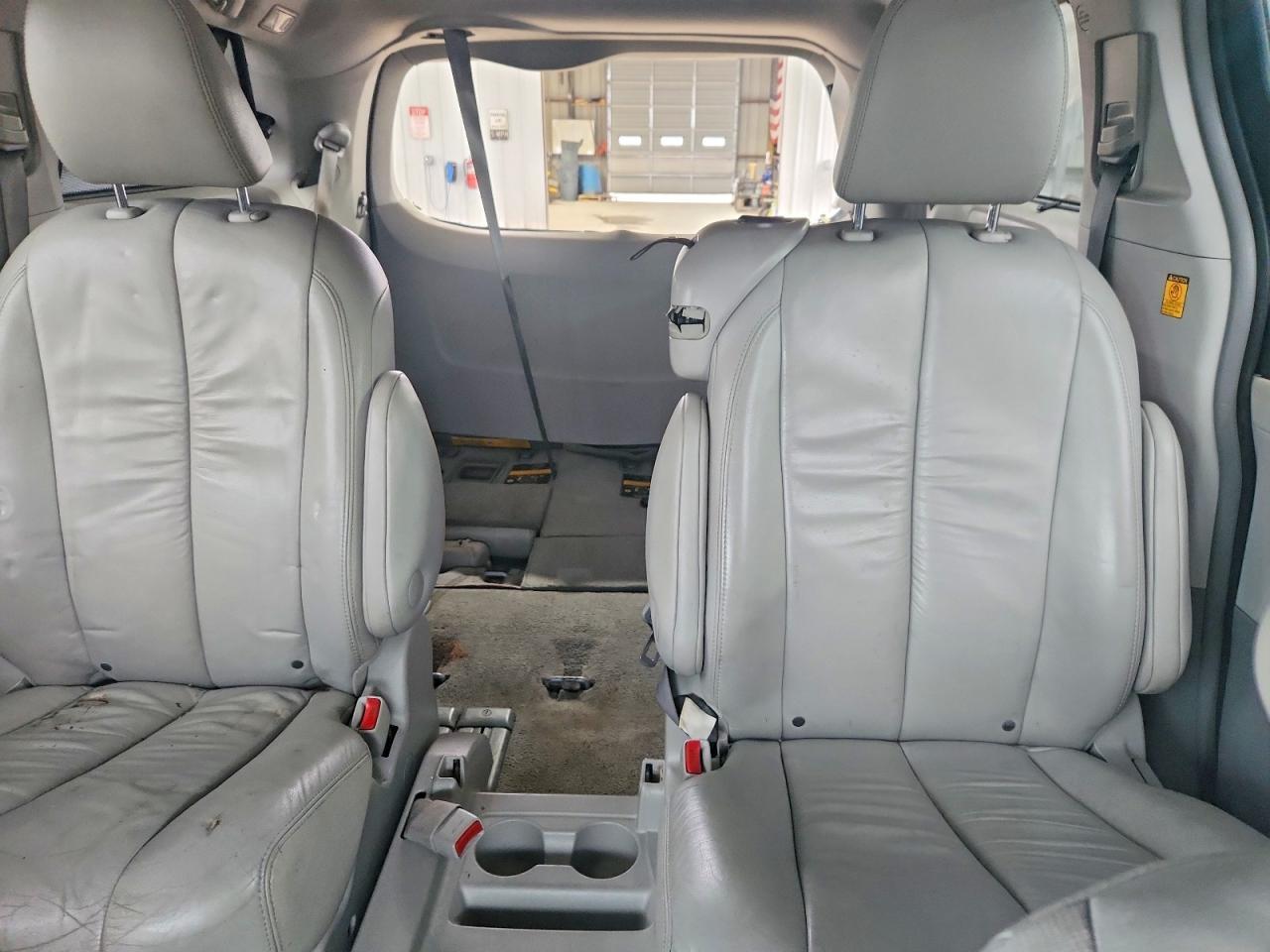 2011 TOYOTA SIENNA