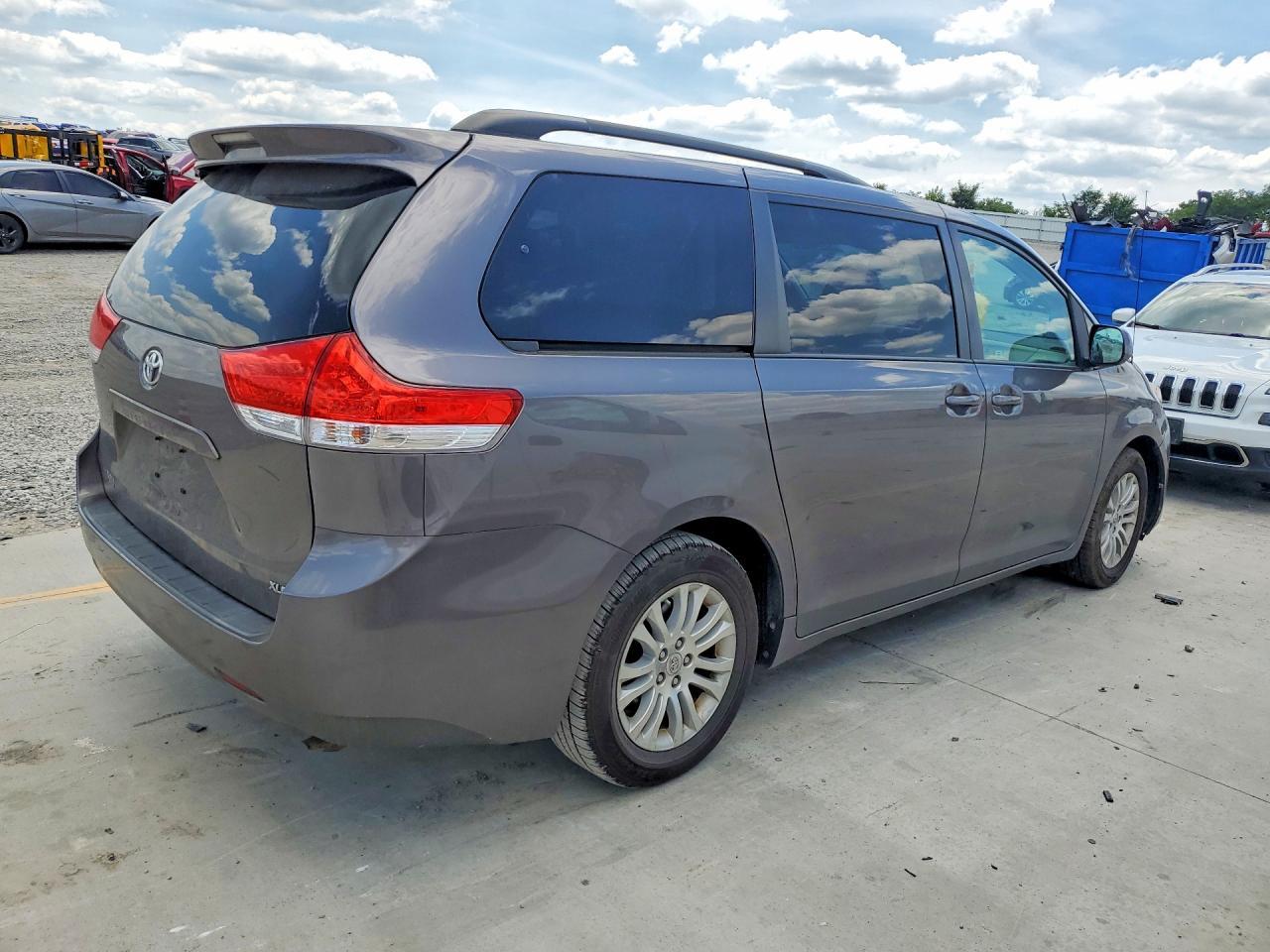 2013 TOYOTA SIENNA