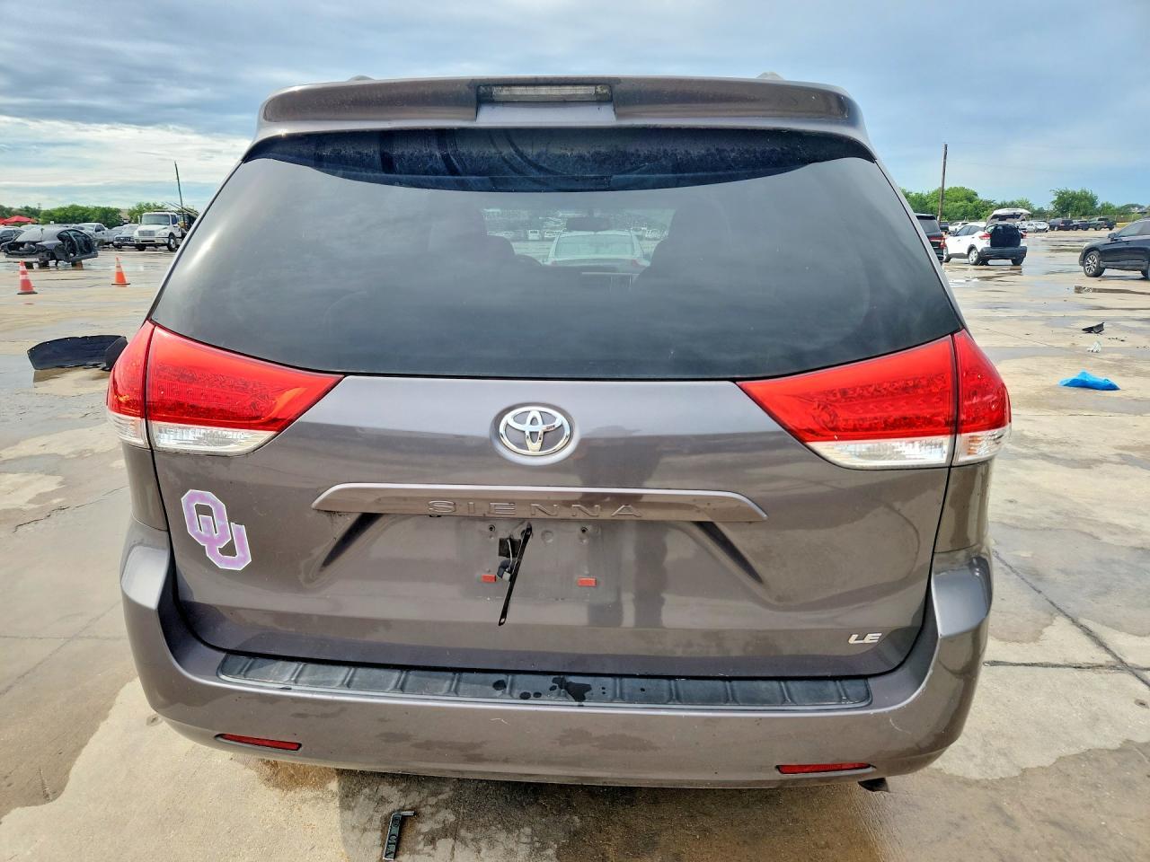 2011 TOYOTA SIENNA