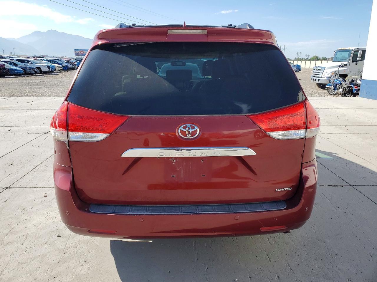 2011 TOYOTA SIENNA